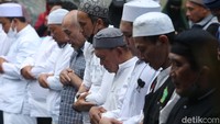 Di ela-sela aksi bela Al-Quran massa menggelar salat berjamaah.