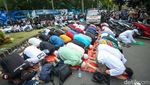 Massa Aksi Bela Al-Quran Salat di Depan Kedubes Swedia