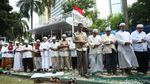 Massa Aksi Bela Al-Quran Salat di Depan Kedubes Swedia