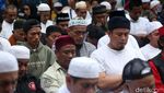 Massa Aksi Bela Al-Quran Salat di Depan Kedubes Swedia