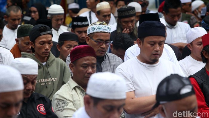 Massa Aksi Bela Al-Quran Salat di Depan Kedubes Swedia Massa Aksi Bela Al-Quran melaksanakan salat Ashar di sela-sela aksi di depan kedubes Swedia. Salat dilakukan secara berjamaah dalam beberapa gelombang.