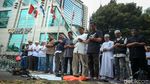 Massa Aksi Bela Al-Quran Salat di Depan Kedubes Swedia