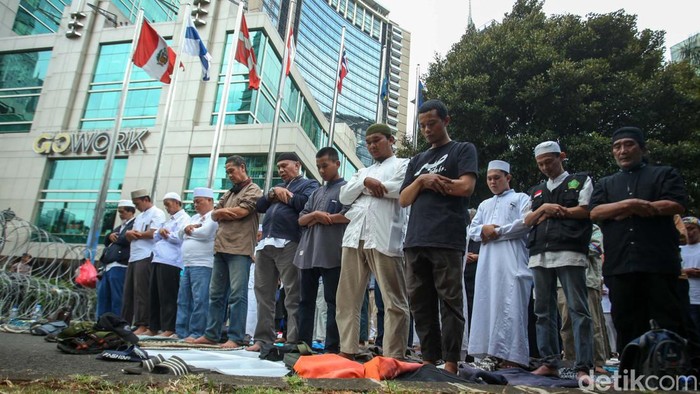Massa Aksi Bela Al-Quran Salat di Depan Kedubes Swedia Massa Aksi Bela Al-Quran melaksanakan salat Ashar di sela-sela aksi di depan kedubes Swedia. Salat dilakukan secara berjamaah dalam beberapa gelombang.