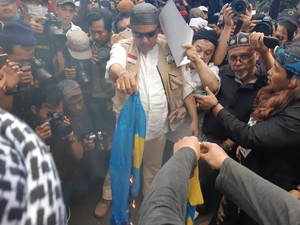 Massa Demo Protes Pembakaran Al-Quran Bakar Bendera Swedia