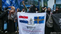 Mereka meneriakan yel-yel dan seruan boikot Swedia.
