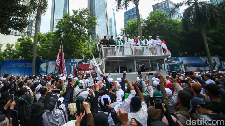 Massa dari sejumlah organisasi gelar demo di depan Kedubes Swedia, Jakarta. Mereka memprotes pembakaran Al-Quran oleh Rasmus Paludan di Swedia.