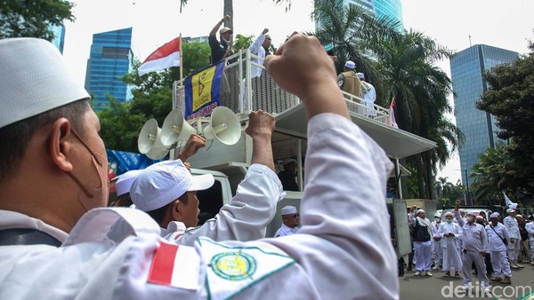 Massa Geruduk Kedubes Swedia Protes Pembakaran Al-Quran