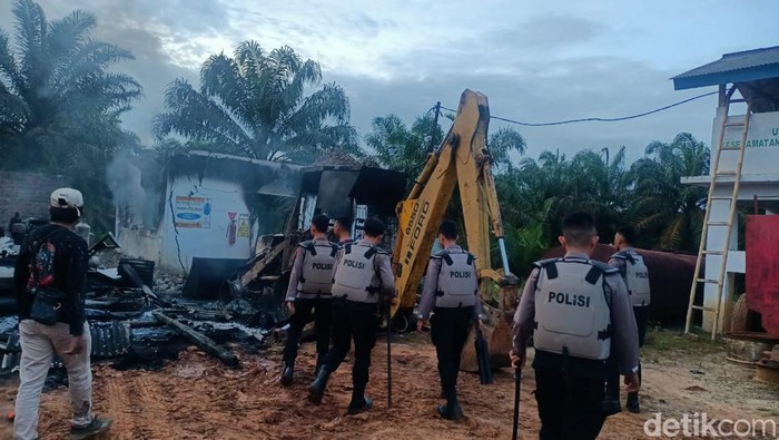 Massa menyerang kantor PT AKG usai seorang warga tewas ditembak polisi.