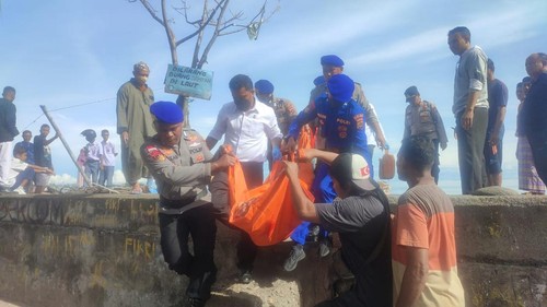 Mayat Suleman (38), yang ditemukan mengambang di pantai Kampung Beru, Kabupaten Sikka, NTT , Senin (30/1/2023). (Istimewa)