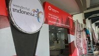 Pekerja menyelesaikan pembuatan stan di Jogja Expo Centre, Bantul, DI Yogyakarta, Senin (30/1/2023).