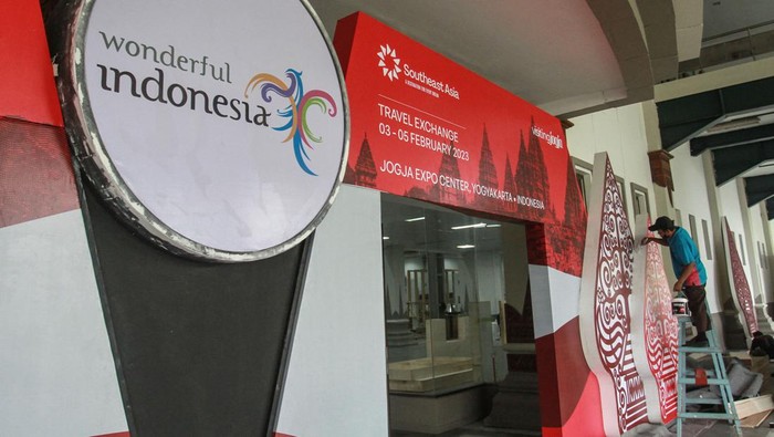Melihat Persiapan Jelang ASEAN Tourism Forum 2023 di Jogja Pekerja menyelesaikan pembuatan stan di Jogja Expo Centre, Bantul, DI Yogyakarta, Senin (30/1/2023). Berbagai persiapan teknis seperti konstruksi stan terus dilakukan di sejumlah lokasi sebagai persiapan menjelang penyelenggaraan ASEAN Tourism Forum 2023 yang akan menghadirkan sekitar 310 peserta pameran pariwisata, 150 pembeli, dan 190 delegasi dari ASEAN, Uni Eropa dan Timur Tengah. ANTARA FOTO/Hendra Nurdiyansyah/aww.