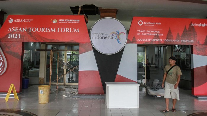 Pekerja menyelesaikan pembuatan stan di Jogja Expo Centre, Bantul, DI Yogyakarta, Senin (30/1/2023). Berbagai persiapan teknis seperti konstruksi stan terus dilakukan di sejumlah lokasi sebagai persiapan menjelang penyelenggaraan ASEAN Tourism Forum 2023 yang akan menghadirkan sekitar 310 peserta pameran pariwisata, 150 pembeli, dan 190 delegasi dari ASEAN, Uni Eropa dan Timur Tengah. ANTARA FOTO/Hendra Nurdiyansyah/aww.