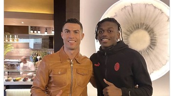 Rafael Leao yang foto bersama dengan Cristiano Ronaldo dituding jadi biang keladi tren buruk AC Milan. Foto: Twitter