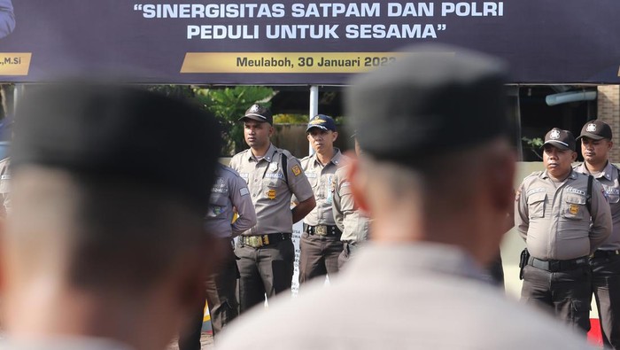 Sejumlah anggota Satuan Pengamanan (Satpam) mengikuti upacara Hari Ulang Tahun (HUT) Satpam ke-42 di halaman Mapolres Aceh Barat, Aceh, Senin (30/1/2023). Peringatan tersebut juga diikuti serangkaian kegiatan seperti bhakti sosial, pemberian bantuan untuk keperluan masjid,  dan edukasi edukasi penyalahgunaan narkoba guna untuk menjaga keamanan dan ketertiban di lingkungan masyarakat. ANTARA FOTO/Syifa Yulinnas/aww.
