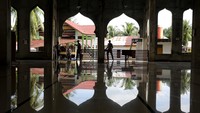 Sejumlah Satpam juga melakukan bhakti sosial membersihkan masjid Darul Hikmah di Desa Peunaga Rayeuk, Meureubo, Aceh Barat, Aceh.
