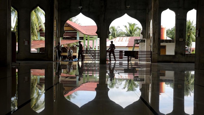 Sejumlah anggota Satuan Pengamanan (Satpam) mengikuti upacara Hari Ulang Tahun (HUT) Satpam ke-42 di halaman Mapolres Aceh Barat, Aceh, Senin (30/1/2023). Peringatan tersebut juga diikuti serangkaian kegiatan seperti bhakti sosial, pemberian bantuan untuk keperluan masjid,  dan edukasi edukasi penyalahgunaan narkoba guna untuk menjaga keamanan dan ketertiban di lingkungan masyarakat. ANTARA FOTO/Syifa Yulinnas/aww.