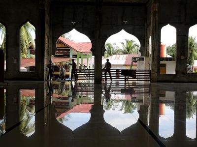 Peringati HUT, Satpam Bersih-bersih Masjid di Aceh