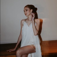 Resepsi malam hari pun berlanjut ke acara pesta. Kali ini Mikha Tambayong tampil seksi dengan gaun asimetris kombinasi bahan satin dan sifon, masih dari rancangan desainer Jeffry Tan. Foto: Instagram/@thebridestory