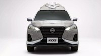 Selain warna, jahitan dan tekstur, nuansa sneakers pada kendaraan itu juga terlihat di bagian atap dan kap mesin yang ditambahkan detail seperti tali sepatu.  Foto: Nissan Japan.