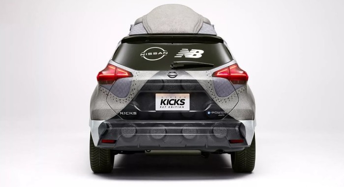 Mobil kolaborasi Nissan x New Balance.
