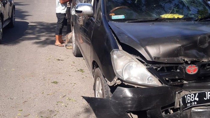 Mobil ringsek usai tabrak pohon akibat pecah ban. (Foto: Istimewa)
