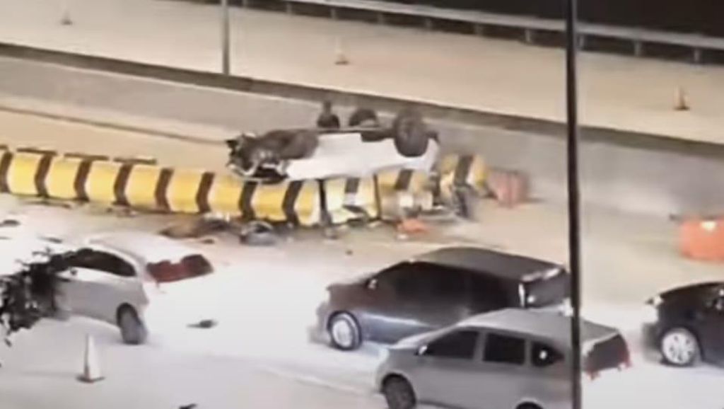 Potret Mobil Wuling Terguling di Tol Krukut hingga Ban Copot