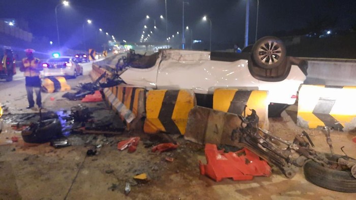 Mobil Wuling terguling di Tol Krukut, Depok Mobil Wuling terguling di Tol Krukut, Depok, Senin (30/1/2023) sekitar pukul 19.20 WIB.