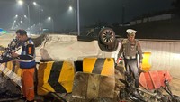 Korban bernama Lie Fendy Setiawan tengah melaju di jalan tol tersebut dan mengira jalan di sana lurus hingga menabrak pembatas jalan. 