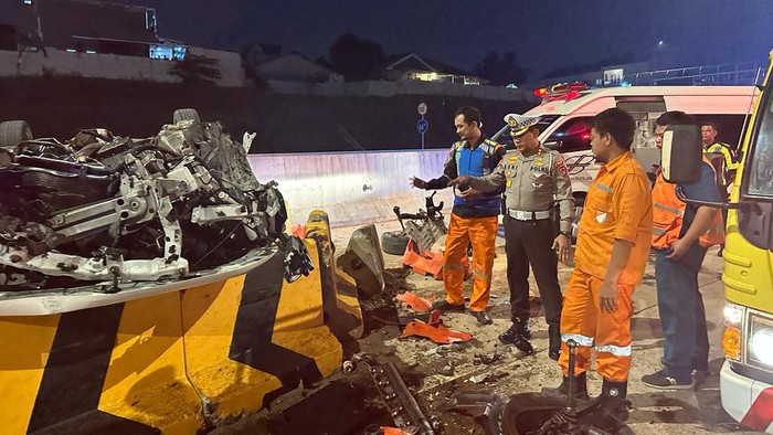 Mobil Wuling terguling di Tol Krukut, Depok, Senin (30/1/2023) sekitar pukul 19.20 WIB.