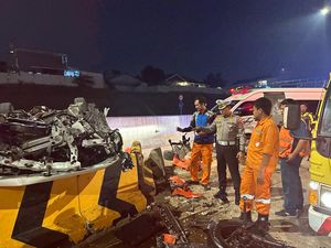 Mobil Wuling yang Terguling di Tol Krukut Dievakuasi, Lalin Lancar