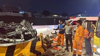 Serpihan badan mobil berserakan di sekitar lokasi kejadian. Polisi dan petugas Tol mengurai lalin di lokasi.