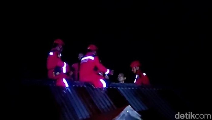 Momen pria ngamuk naik ke atap dibujuk turun pakai rokok.