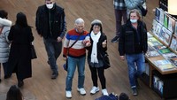 Saat ini pemerintah Korea Selatan telah menghentikan kebijakan wajib masker di sebagian besar tempat umum dalam ruangan.