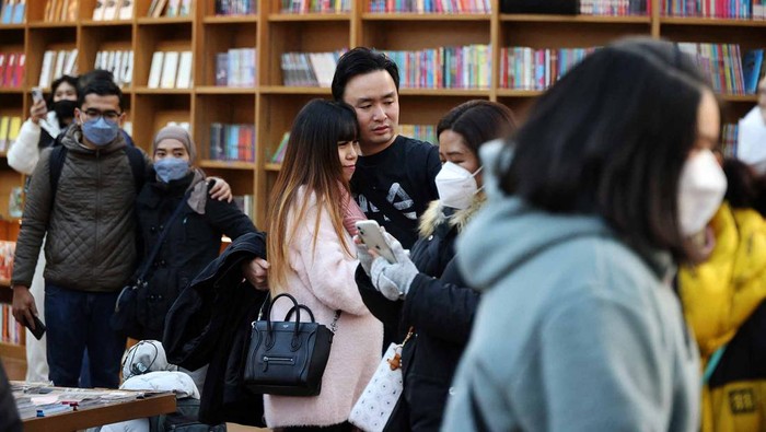 Mulai 30 Januari! Plesiran ke Tempat Umum di Korsel Bebas Masker Korea Selatan akan menghapus aturan penggunaan masker di sebagian besar tempat umum dalam ruangan. Rencananya aturan itu akan dicabut pada Senin (30/1/2023).