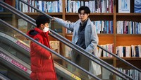 Dua orang warga beraktivitas di pusat perbelanjaan di Seoul, Korea Selatan, Senin (30/1/2023). Salah satu di antaranya tidak memakai masker di dalam pusat perbelanjaan tersebut.