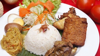 Gurih Mantap! 20 Nasi Uduk dengan Lauk Enak Ada di Sini