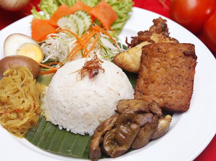 Gurih Mantap! 20 Nasi Uduk dengan Lauk Enak Ada di Sini