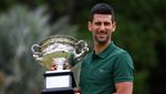 Semringah Novak Djokovic Pamer Trofi ke-10 Australian Open