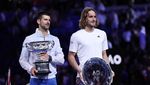 Semringah Novak Djokovic Pamer Trofi ke-10 Australian Open