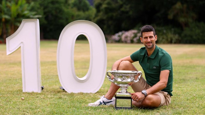 Novak Djokovic Pamer Trofi ke-10 Australian Open Tennis - Australian Open - Men's Singles Photo Shoot - Government House, Melbourne, Australia - January 30, 2023
Serbia's Novak Djokovic poses with the trophy as he celebrates winning his tenth Australian Open REUTERS/Carl Recine