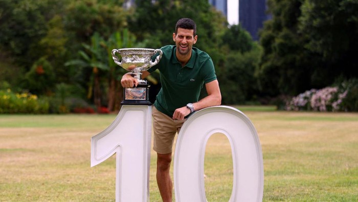Novak Djokovic Pamer Trofi ke-10 Australian Open Tennis - Australian Open - Men's Singles Photo Shoot - Government House, Melbourne, Australia - January 30, 2023
Serbia's Novak Djokovic poses with the trophy as he celebrates winning his tenth Australian Open REUTERS/Carl Recine