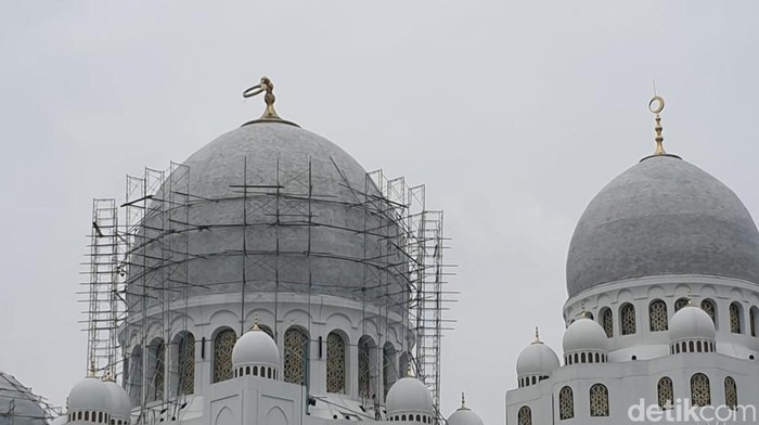 Ornamen di kubah Masjid Sheikh Zayed Solo patah karena hujan angin. Foto diambil Senin (30/1/2023).