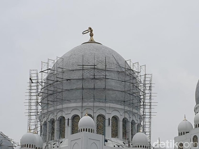 Ornamen di kubah Masjid Sheikh Zayed Solo patah karena hujan angin. Foto diambil Senin (30/1/2023).