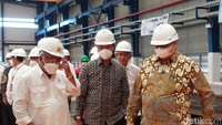 Tiga Menteri Jokowi yang hadir dalam kunjungan kali ini adalah Menteri Koordinator Bidang Perekonomian RI Airlangga Hartarto, Menteri Pekerjaan Umum dan Perumahan Rakyat (PUPR) Basuki Hadimuljono, dan Menteri Perindustrian Agus Gumiwang Kartasasmita.