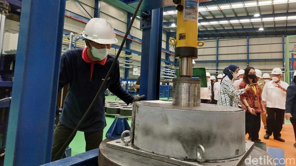 Jeroan Pabrik Komponen Antigempa Proyek LRT Jabodebek