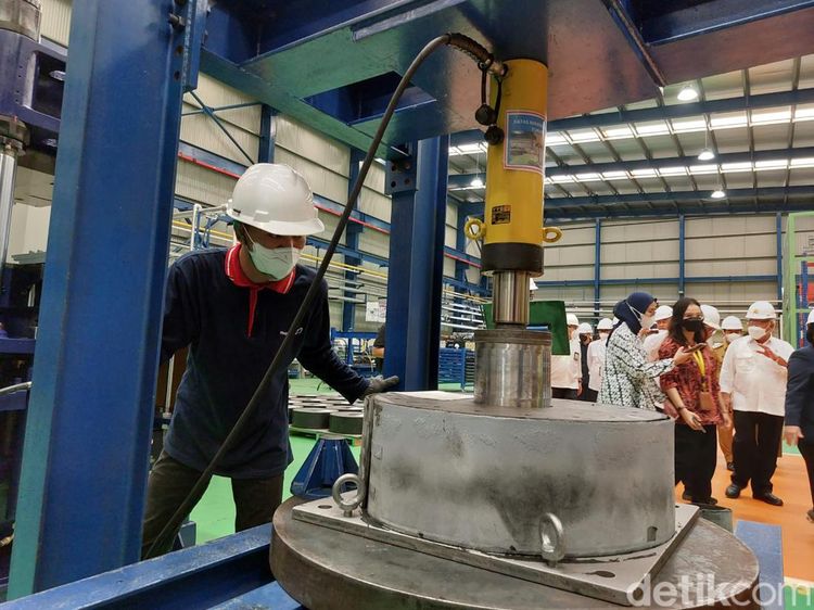 Jeroan Pabrik Komponen Antigempa Proyek LRT Jabodebek