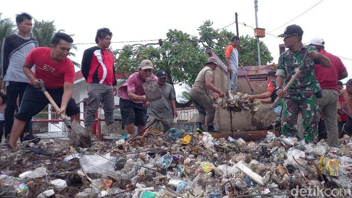 Pantai Dermaga Masalima penuh sampah dibersihkan