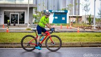 Mereka melahap 50 kilometer jalur Loops PIK2 yang memang dikenal sebagai kawasan surga bagi pesepeda roadbike. 