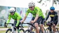 Para pecinta roadbike menggelar group ride di kawasan PIK 2, Jakarta, Minggu (29/1/2023).