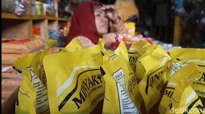 Pedagang minyak di Pasar Tradisional Singaparna, Tasikmalaya